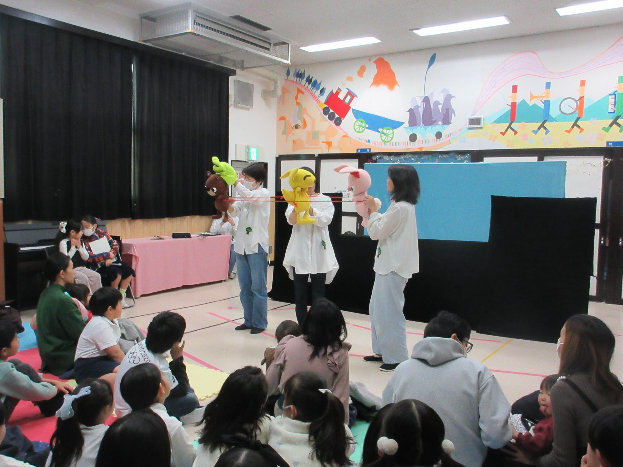 にこにこあおむし形劇の様子