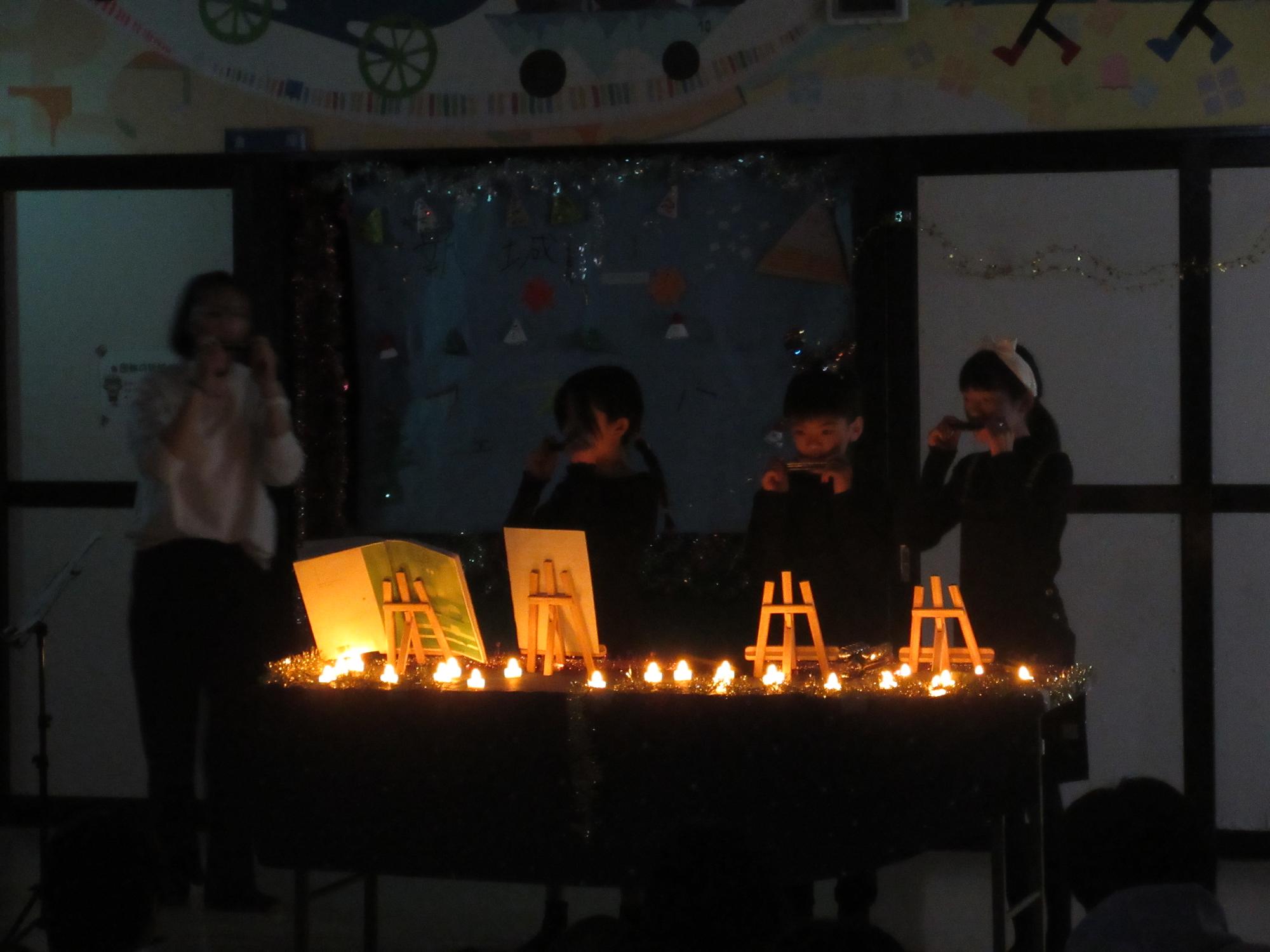 輝くライトの中でハーモニカを演奏するメンバー