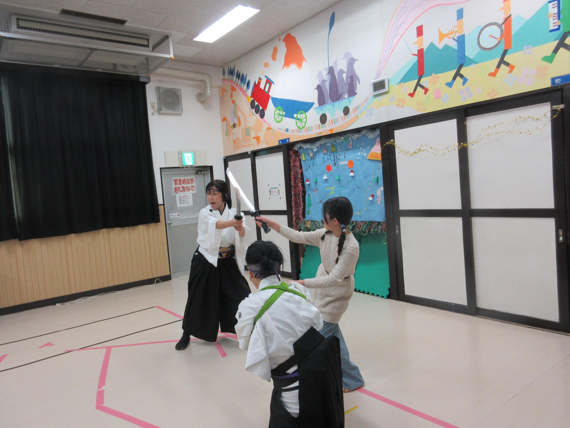 子どもたちがチャンバラに挑戦している様子