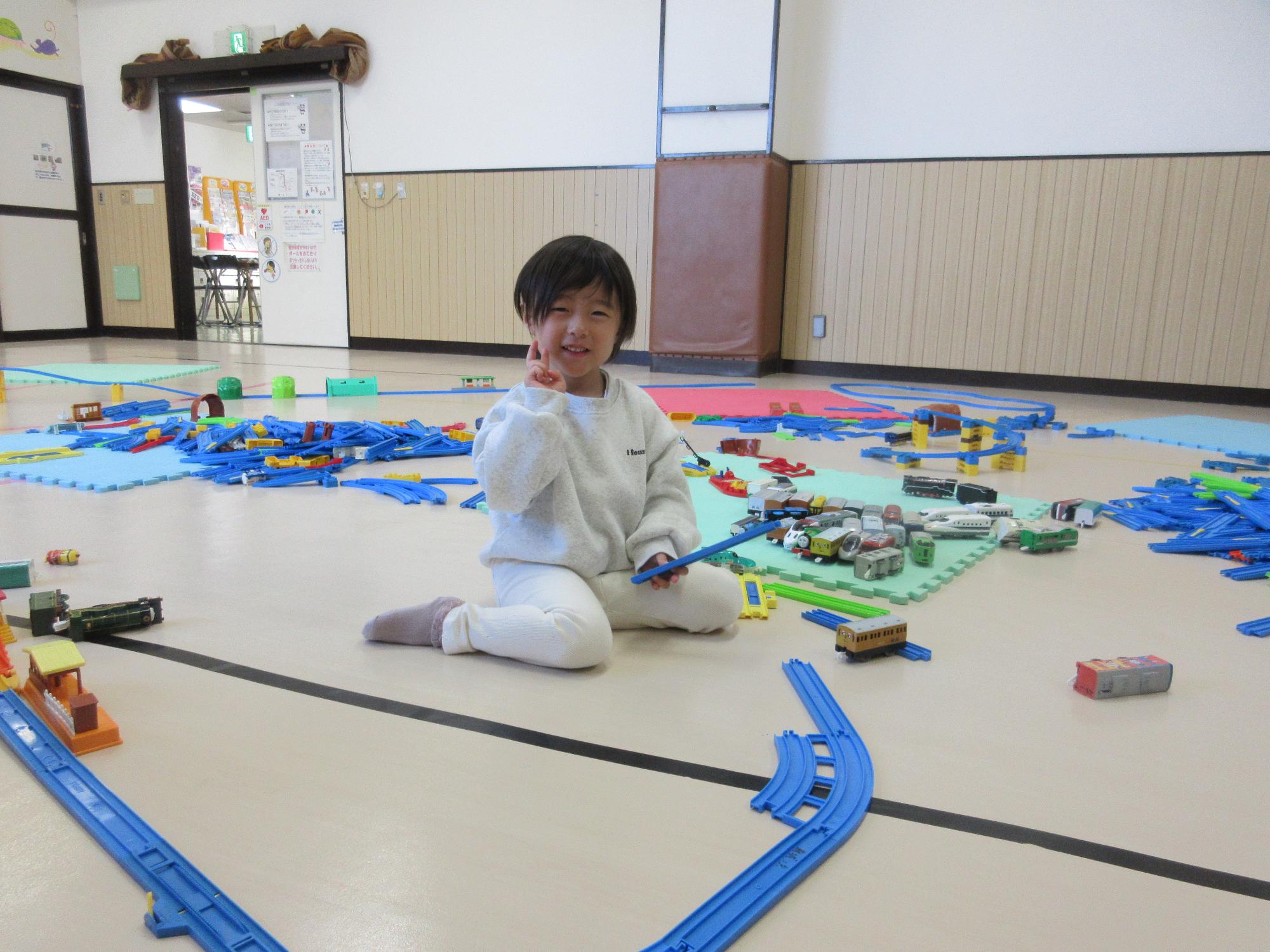 たくさんの電車と線路に笑顔の子ども