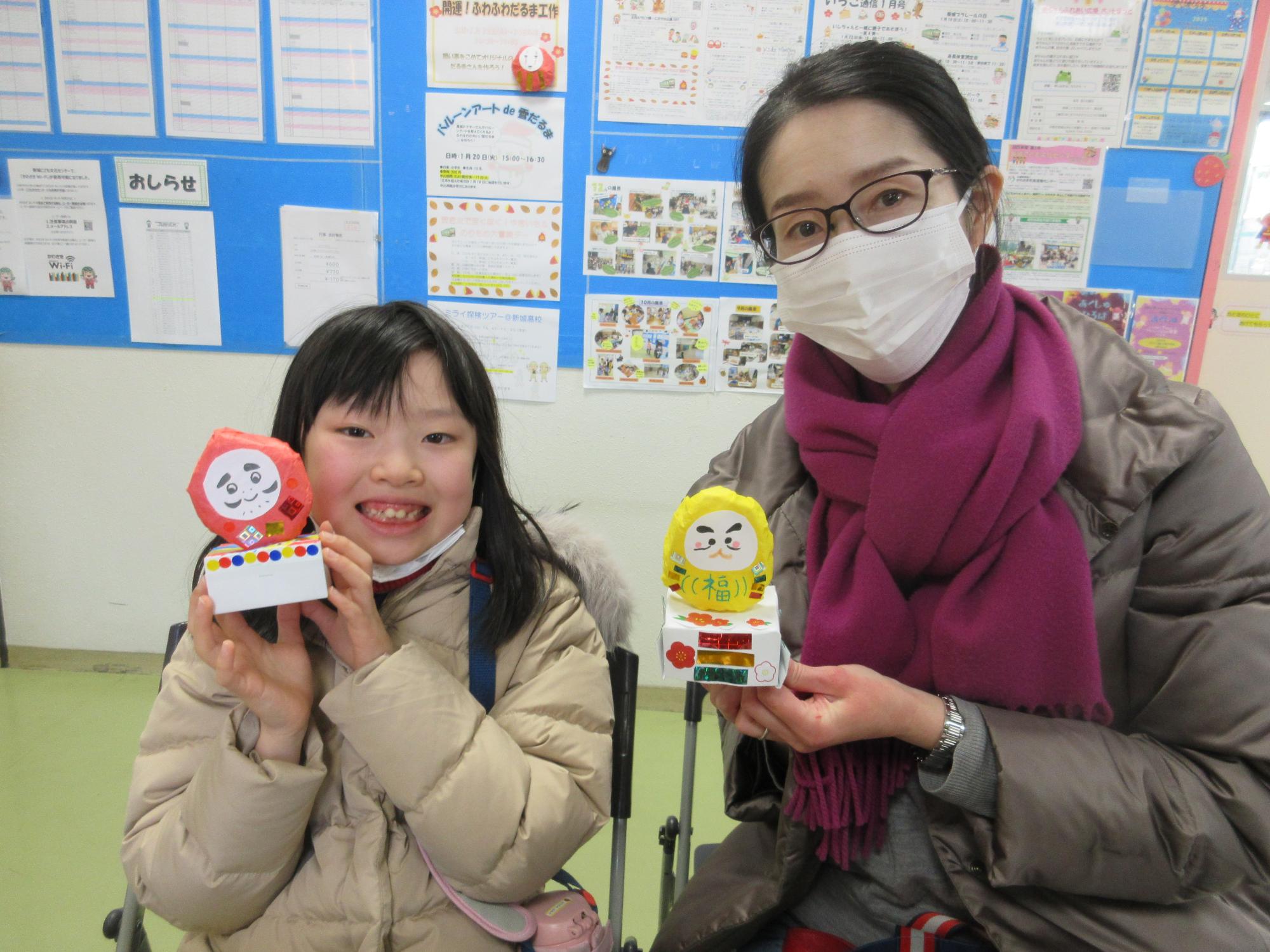 子どもは赤色、親は黄色のだるまを作りました