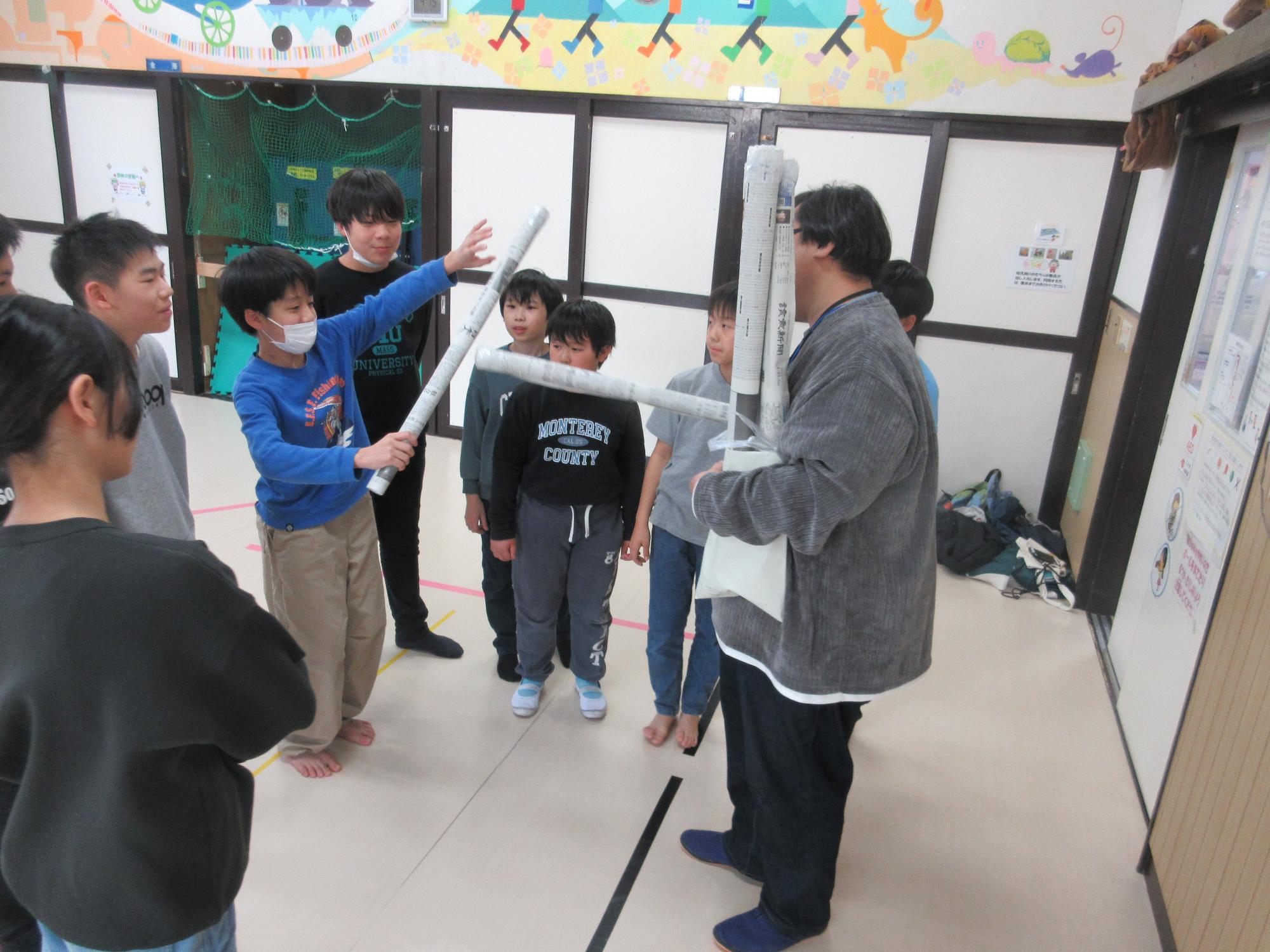 シッティングフェンシングの説明を受ける子どもたち