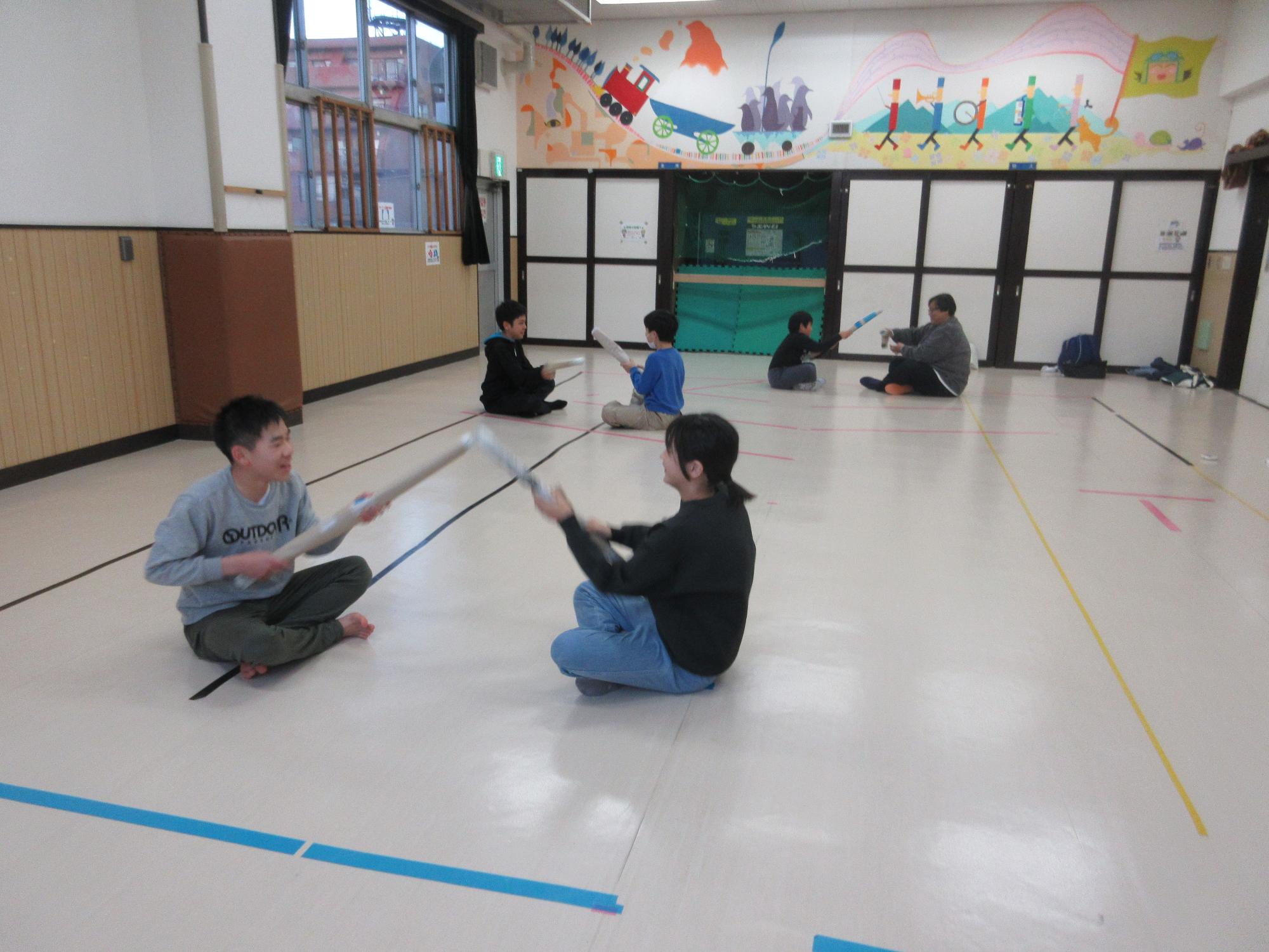 シッティングフェンシングをするこども達