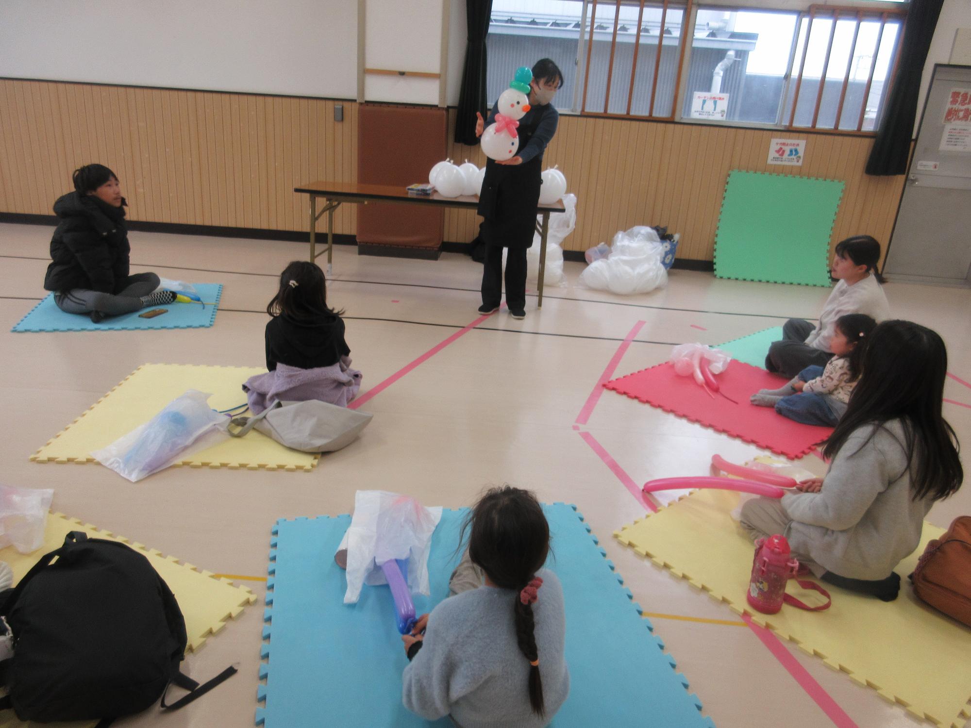 風船ドクターから説明をうける子どもたち