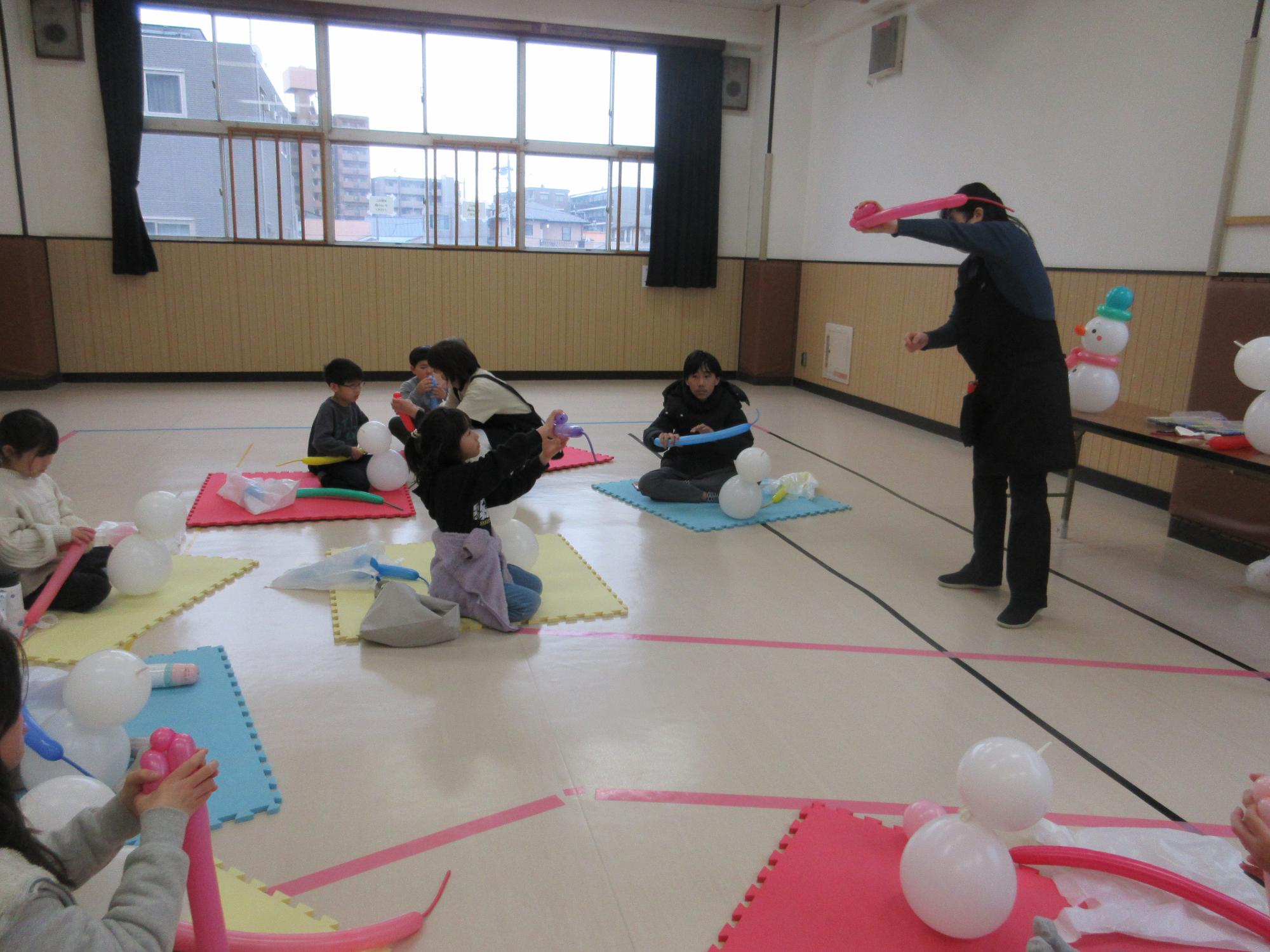 長い風船の途中でひねり丸い球を作っているところ