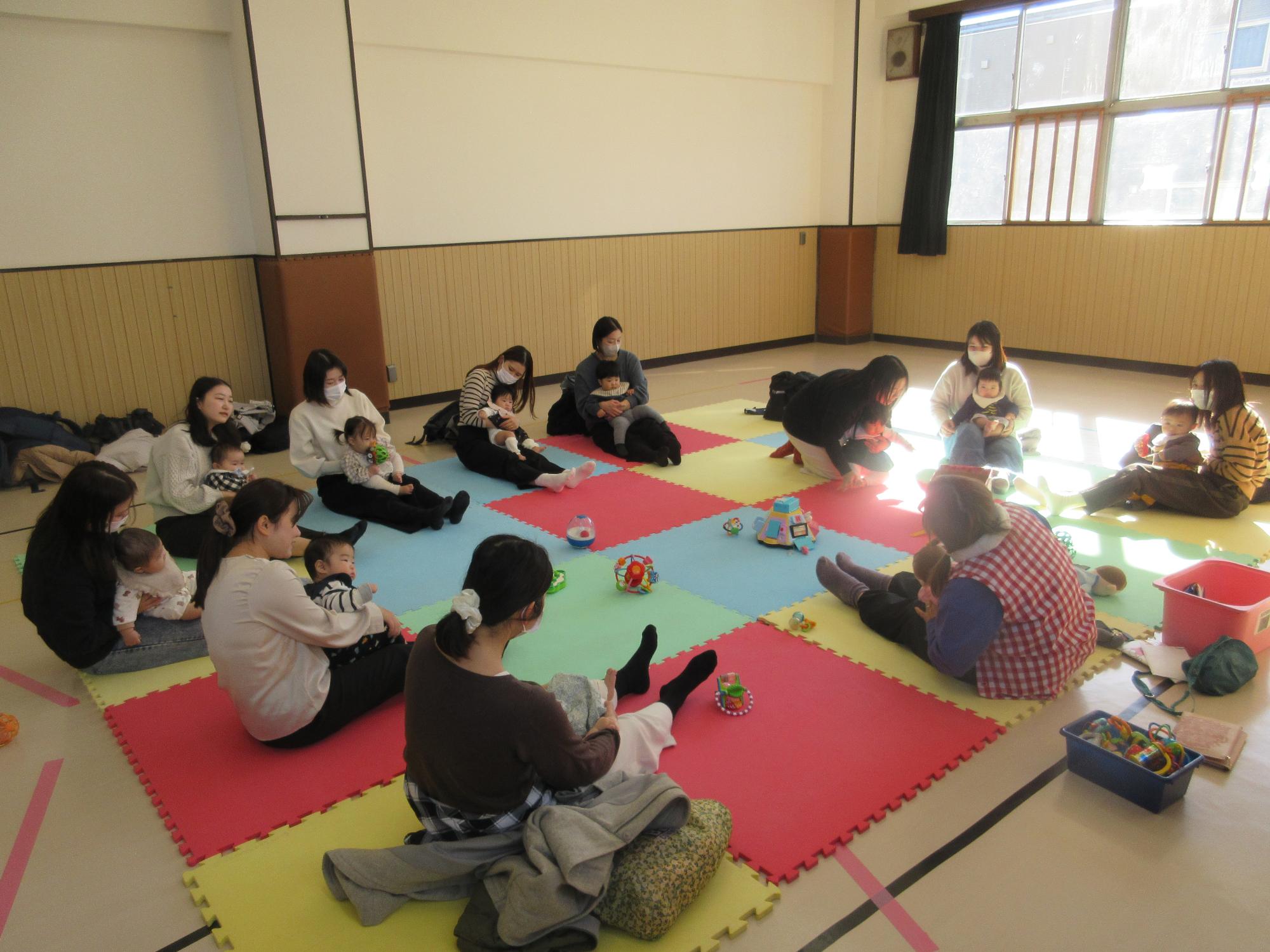 歌に合わせて体を動かすおやこ