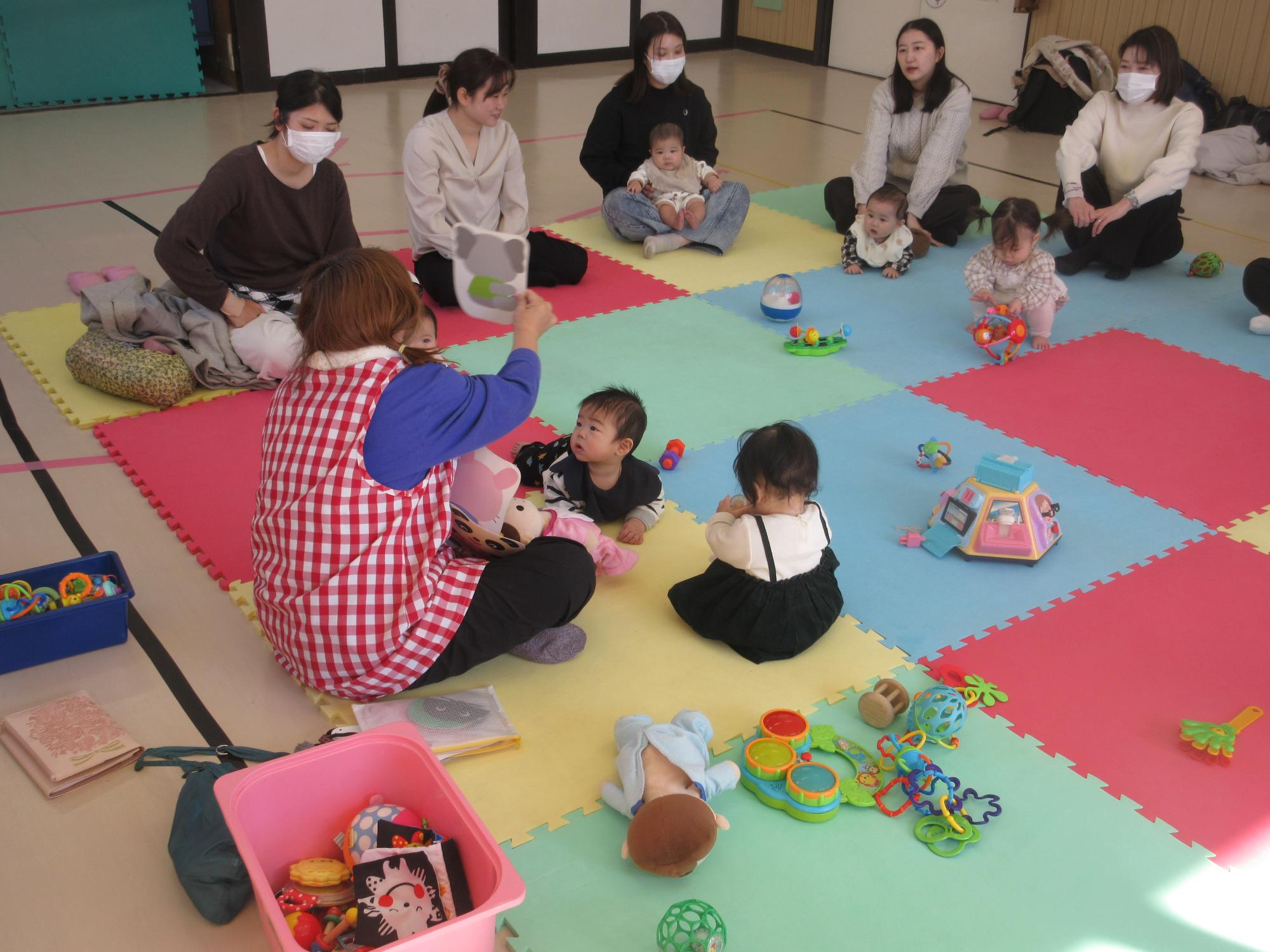 いしちゃんのおはなしに興味を示すこども