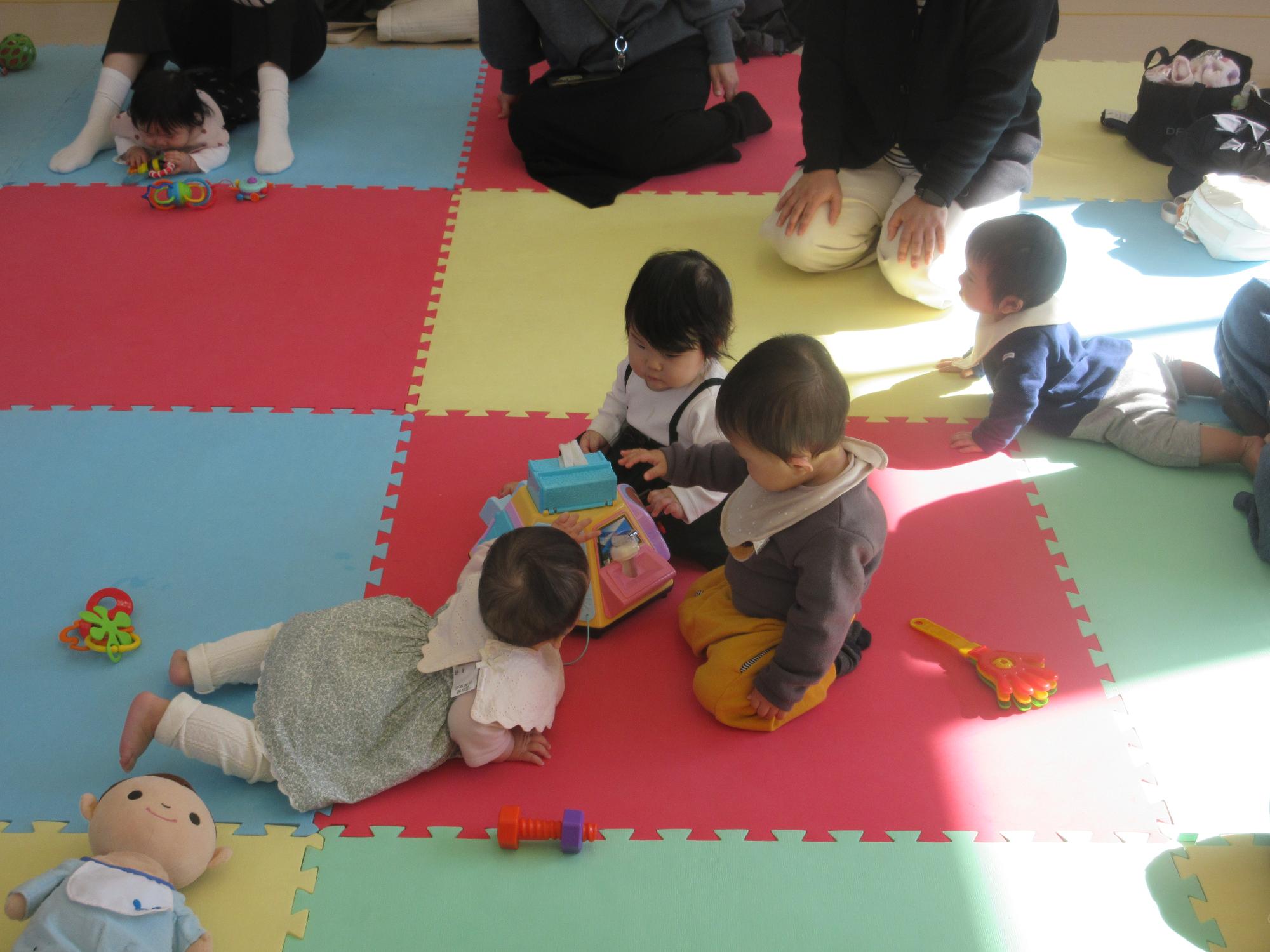 興味を示しおもちゃに集まる子どもたち