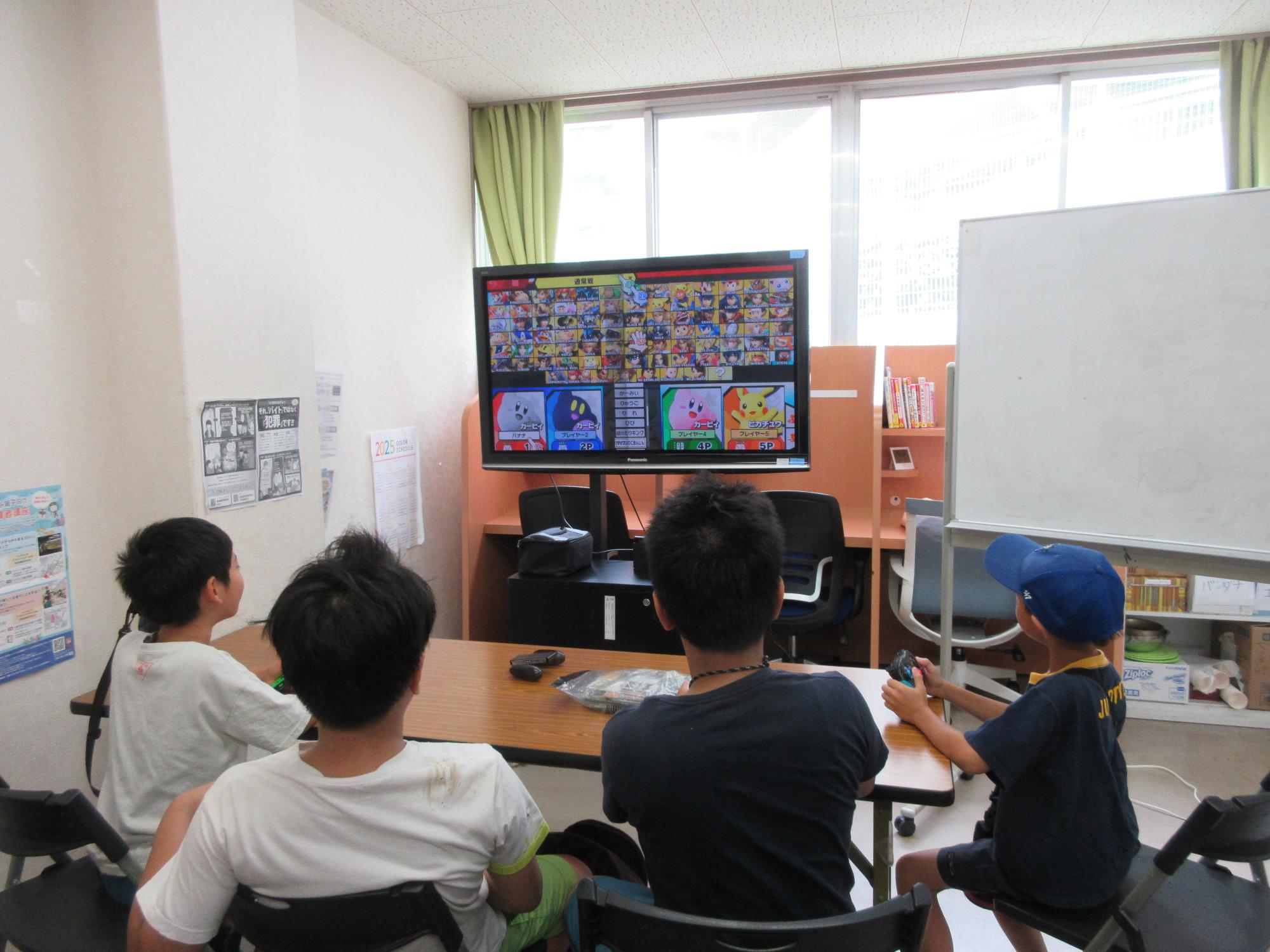 eスポーツ体験会でスマッシュブラザーズをプレイしている子どもたちの様子の写真