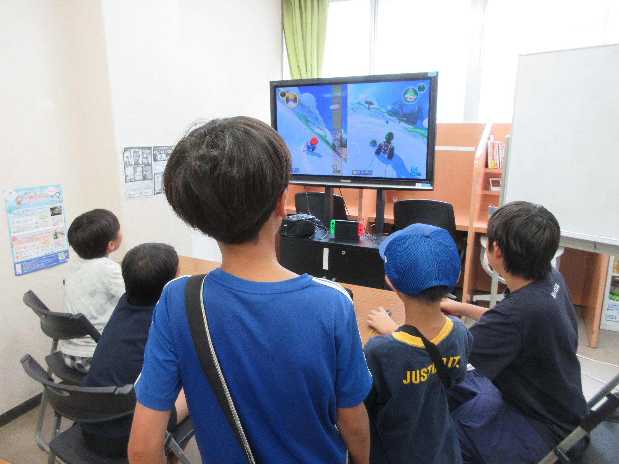 eスポーツ体験会でマリオカートをプレイしている子どもたちの様子の写真