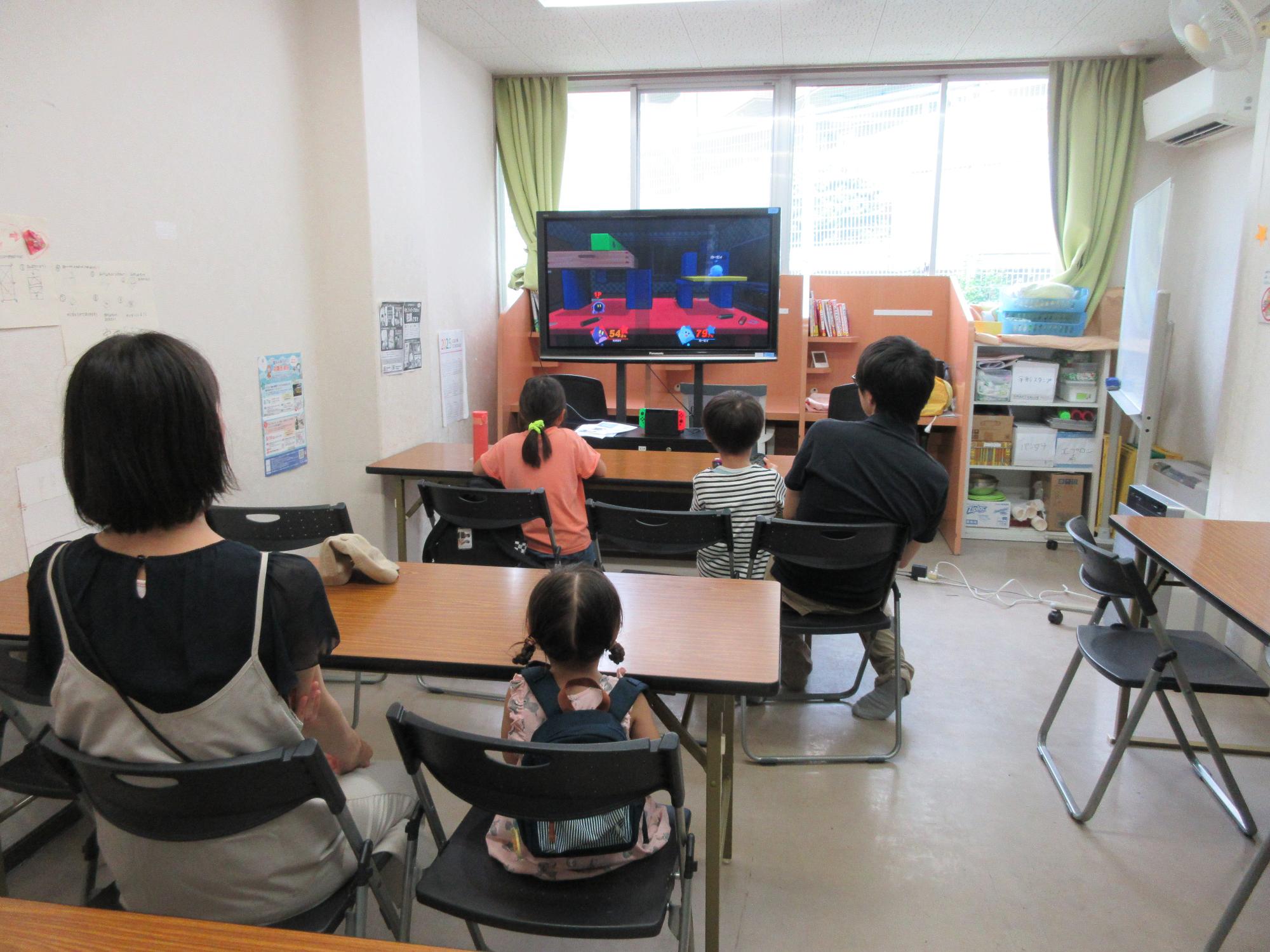 eスポーツ体験会で保護者と一緒にプレイしている様子の写真