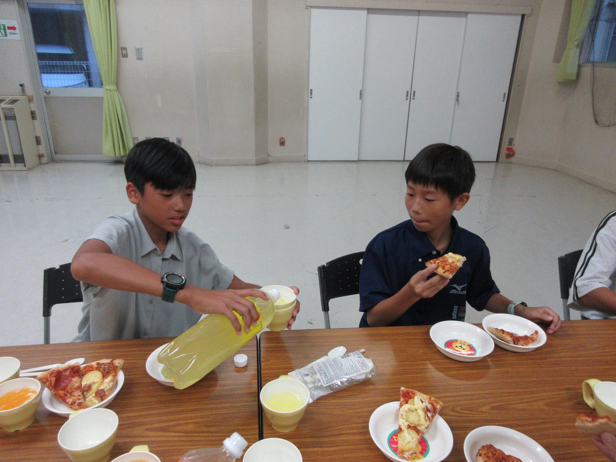飲食をしながら交流をしている子どもたちの様子の写真