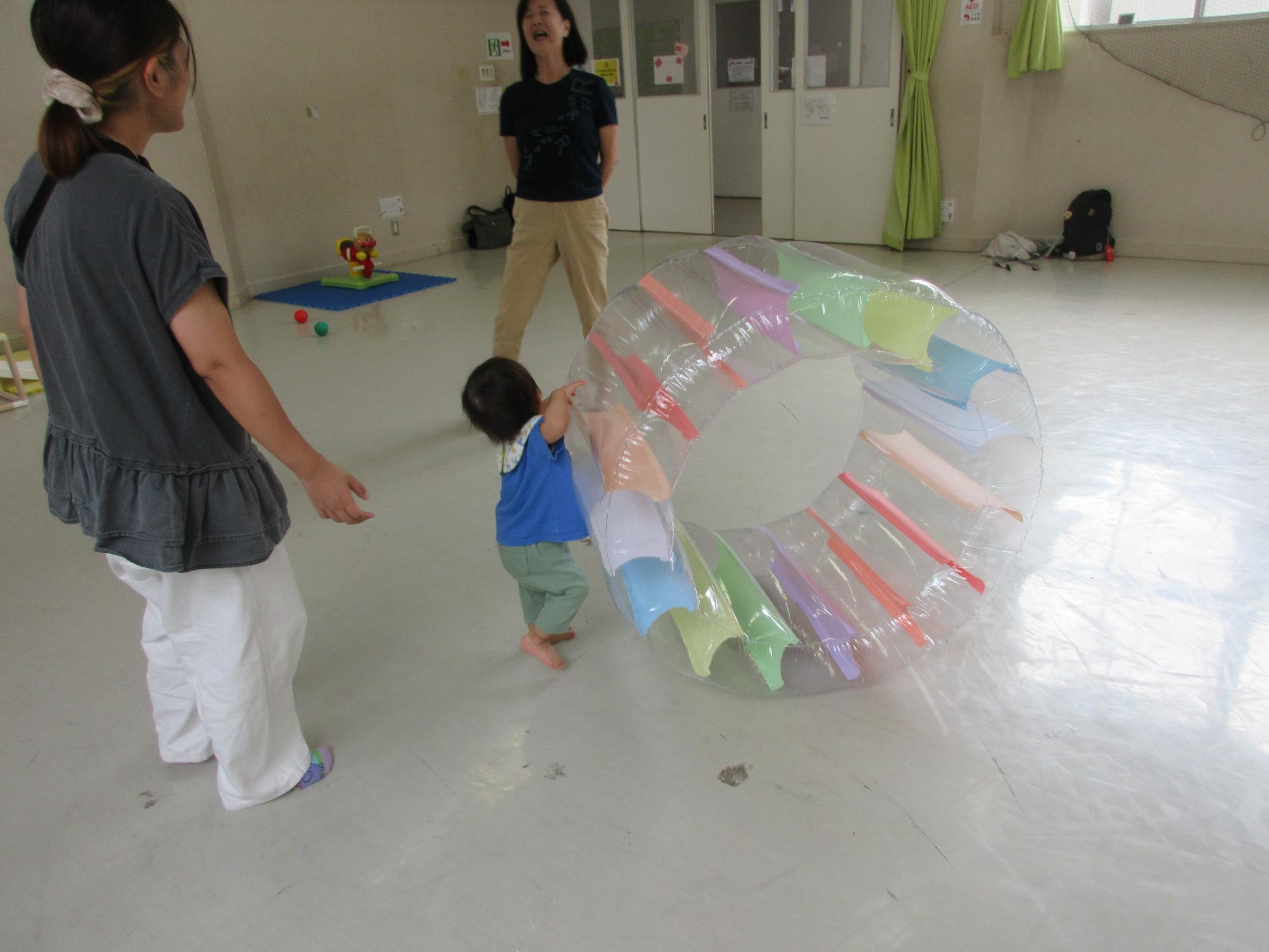 ぐるホイという大型遊具を楽しむ幼児の様子の写真