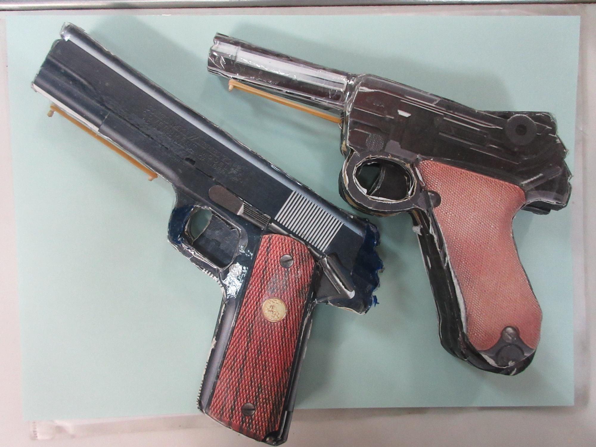 ダンボールで作成した輪ゴム銃の写真