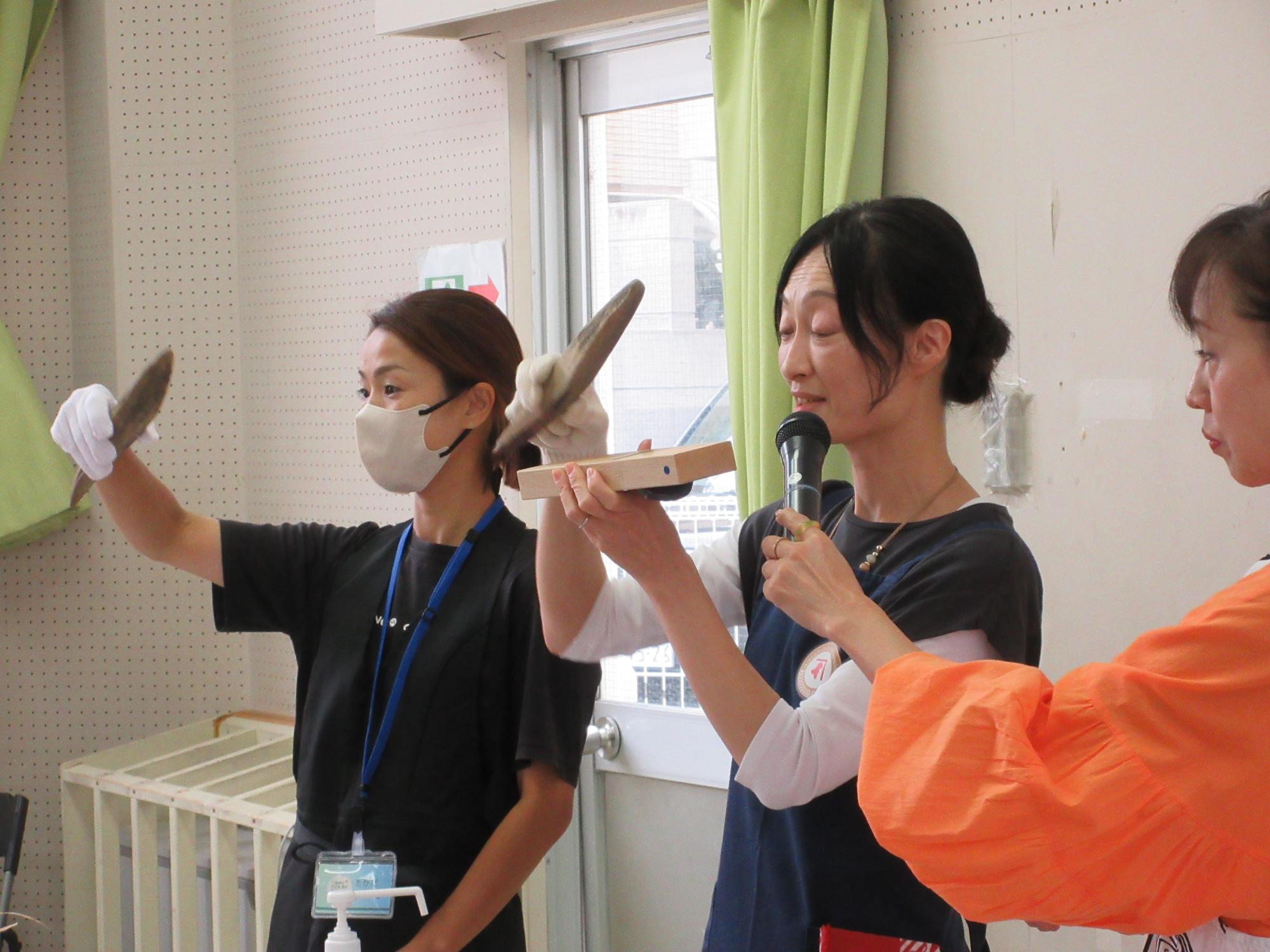 かつおぶしについて学んでいる様子の写真