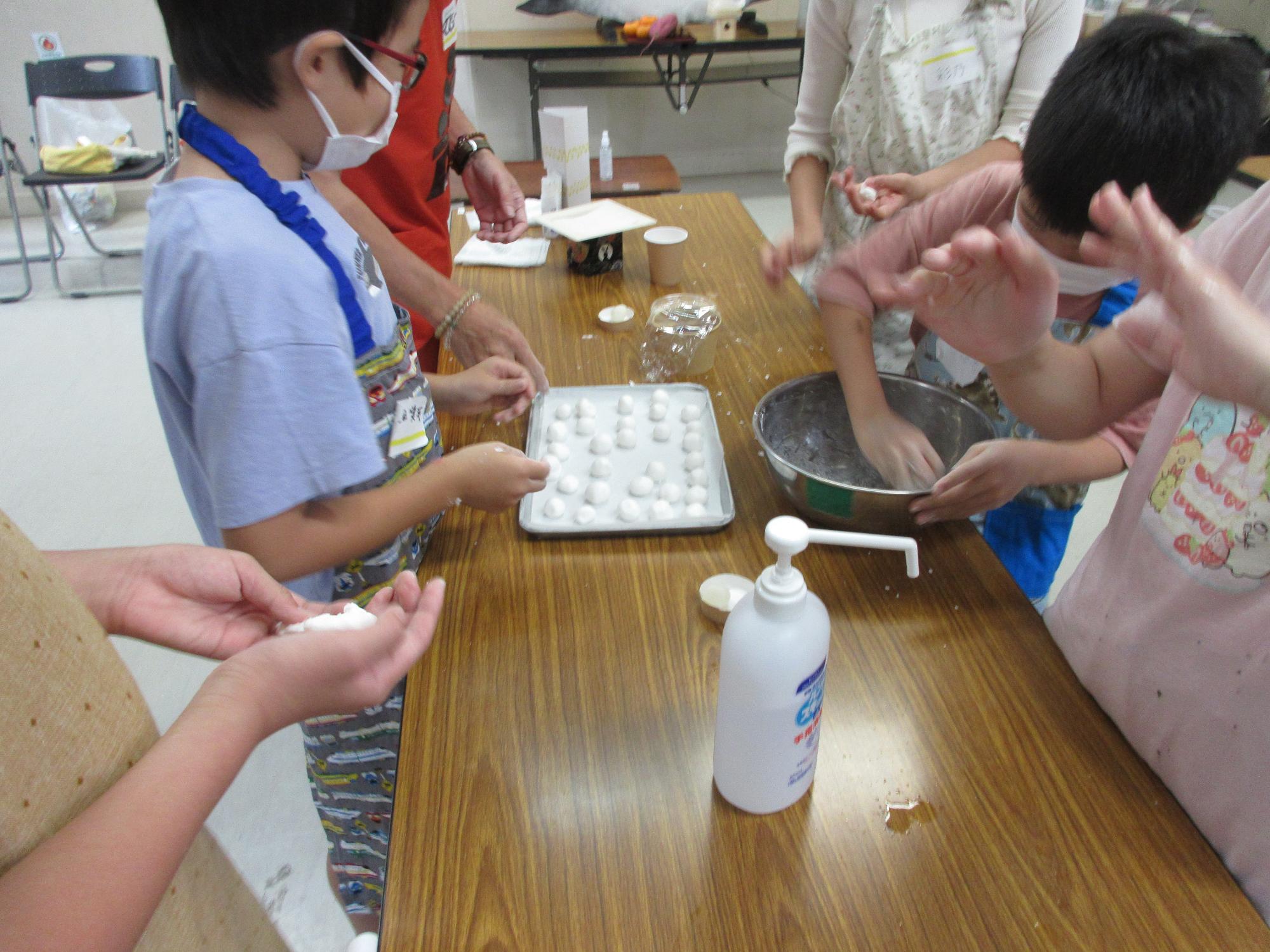 お月見団子を作る子どもたちの様子の写真