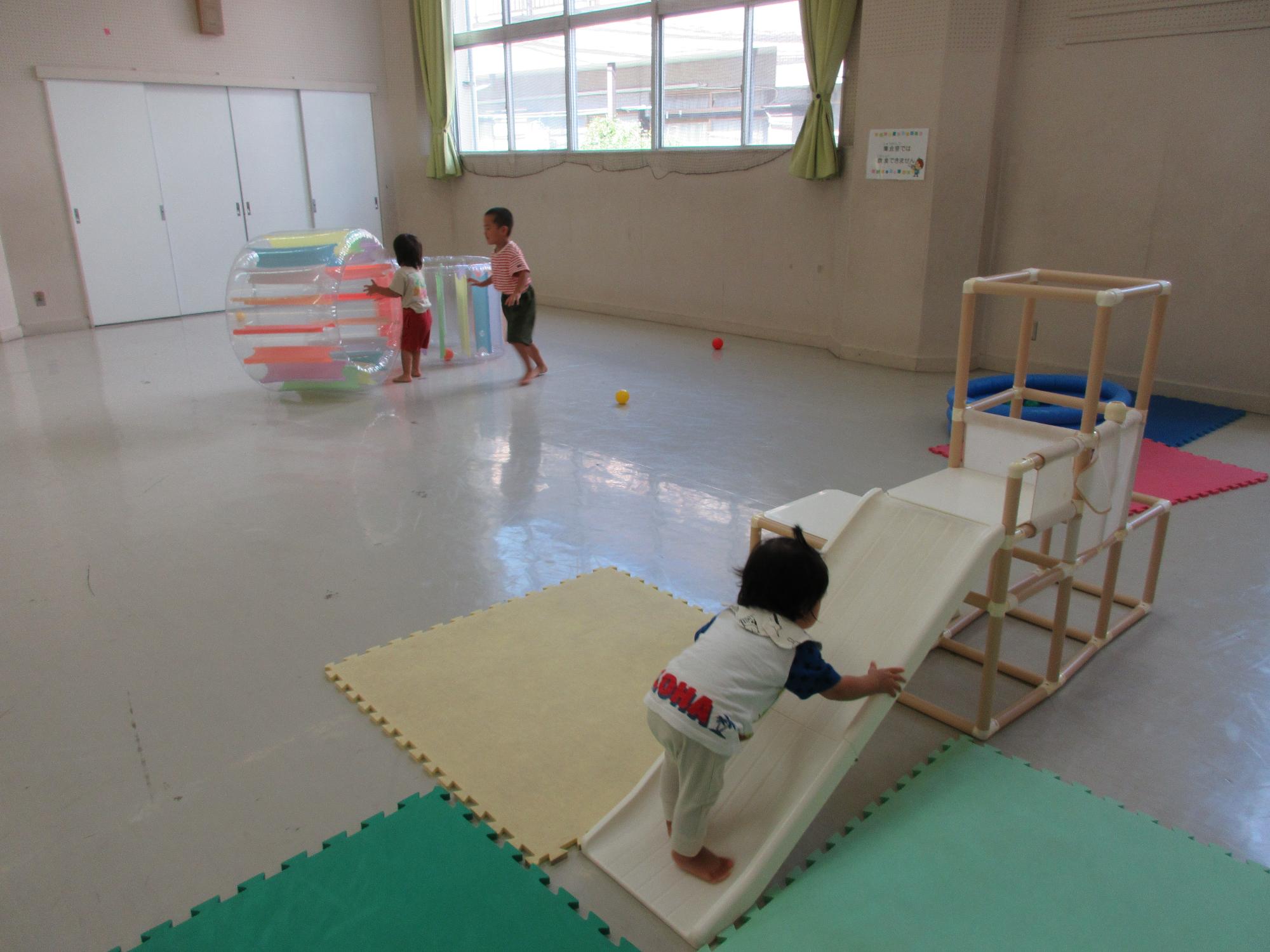集会室で遊ぶ全体の様子