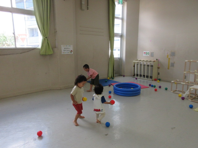 ボールプールのボールを投げて遊ぶ様子