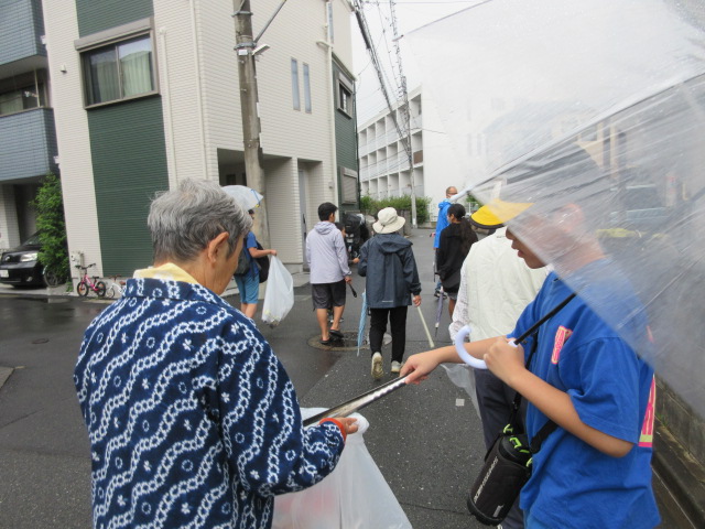 地域の方々と自分たちの住む地域のそうじをしている様子の写真