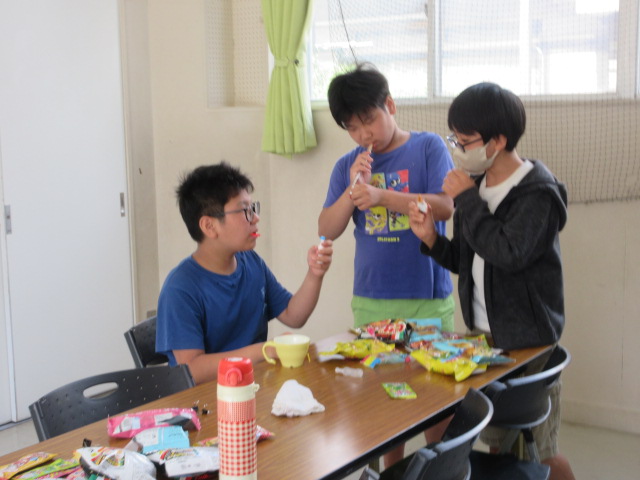 購入した駄菓子を食べる様子