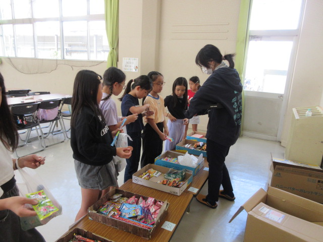 駄菓子を購入する様子