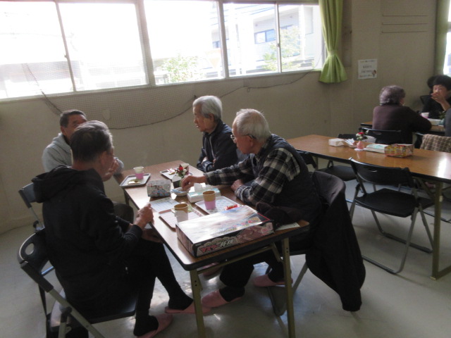 子どもたちが普段使っている遊具を見ている様子の写真。