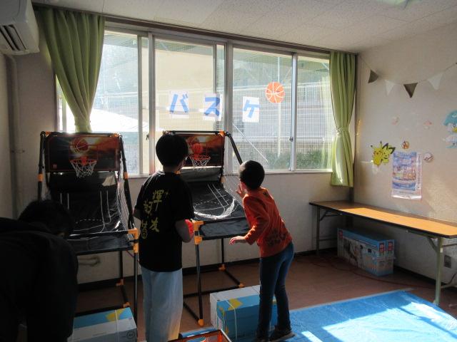 バスケットボールのゲームに挑戦する子どもの様子の写真