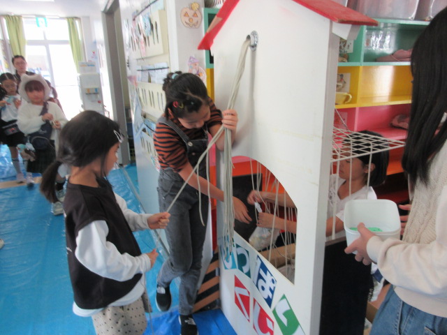 おまつりで、ひっぱりくじを楽しむこどもたちの様子の写真