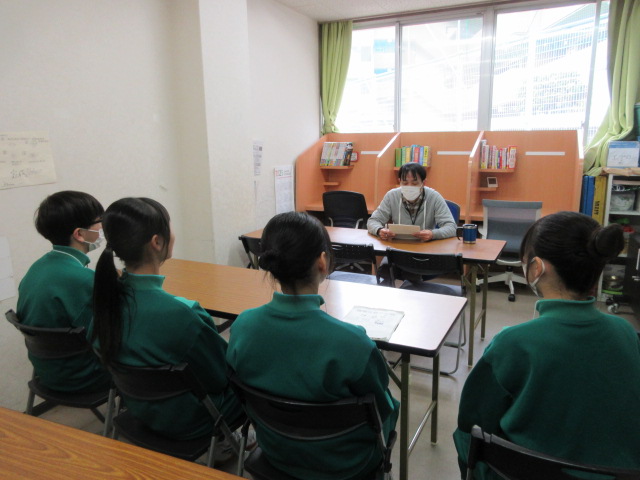 児童館についての話を聞く職業体験に来た中学生の様子の写真