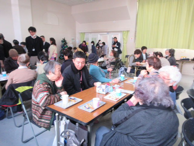 お茶とお菓子を囲んで談笑している様子の写真