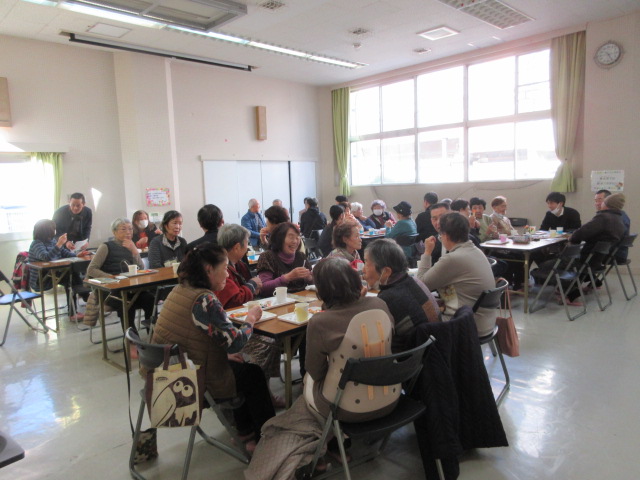 カフェおおがやとに訪れた地域の方々の様子の写真