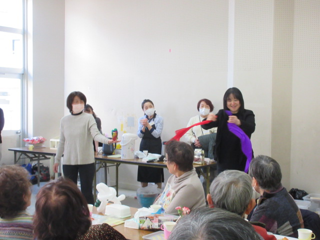 地域の方がマジックを披露している様子の写真