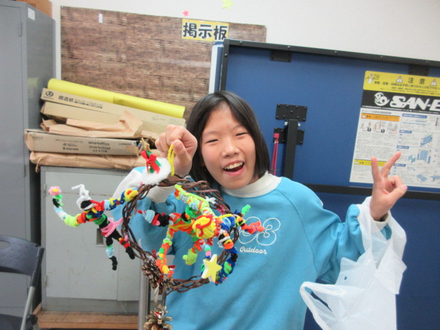 にぎやかなリースを作った子どもの様子の写真