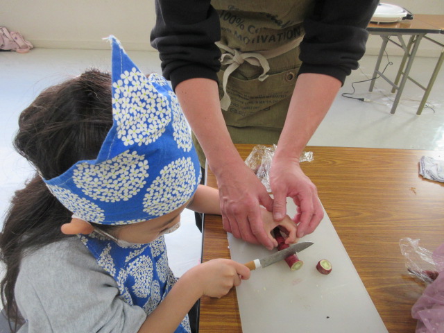 お芋を切っている子どもの様子の写真