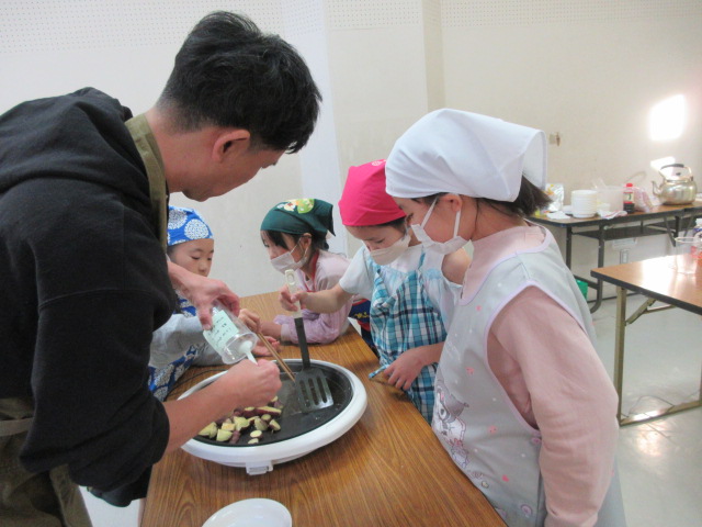 お芋を焼き上げにしている様子の写真