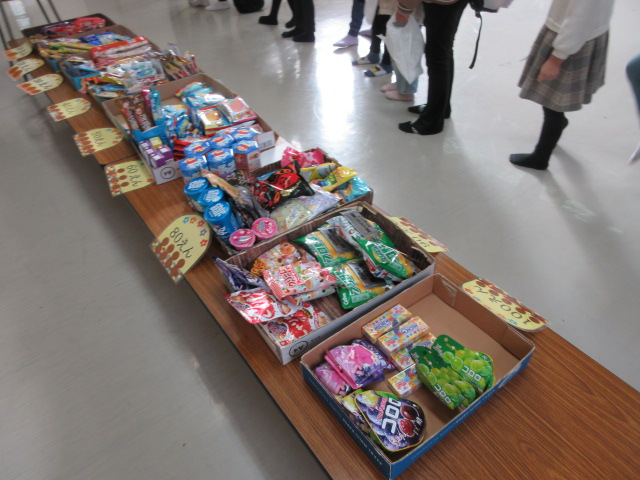 12月の文鳥商店で並ぶ駄菓子の写真