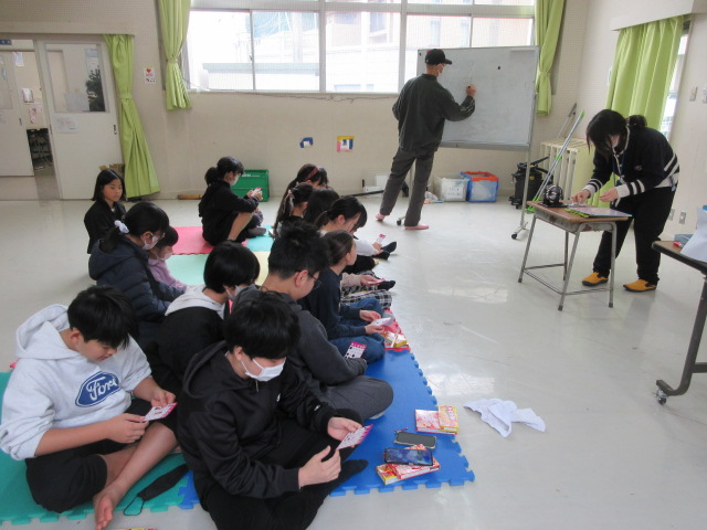 ビンゴが揃うかわくわくしている様子