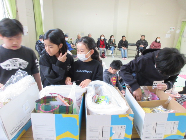 ビンゴして景品を選ぶ様子