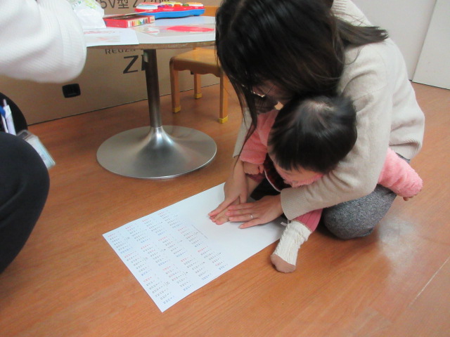 手形を取っている親子の写真