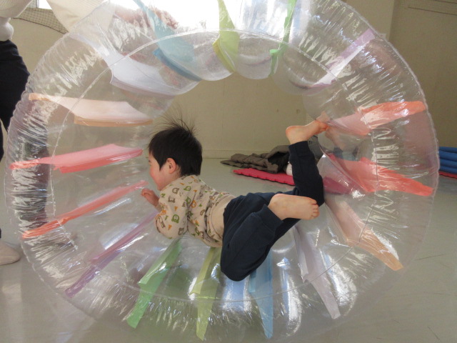 ぐるホイに入って上手に回転するお子さまの様子の写真