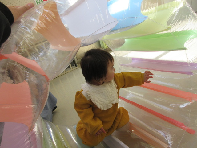 はじめて、ぐるホイの中に入れた1歳のお子さまの様子の写真
