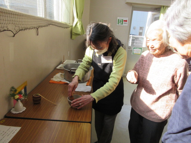 お抹茶体験をしているようすの地域の方々の様子の写真