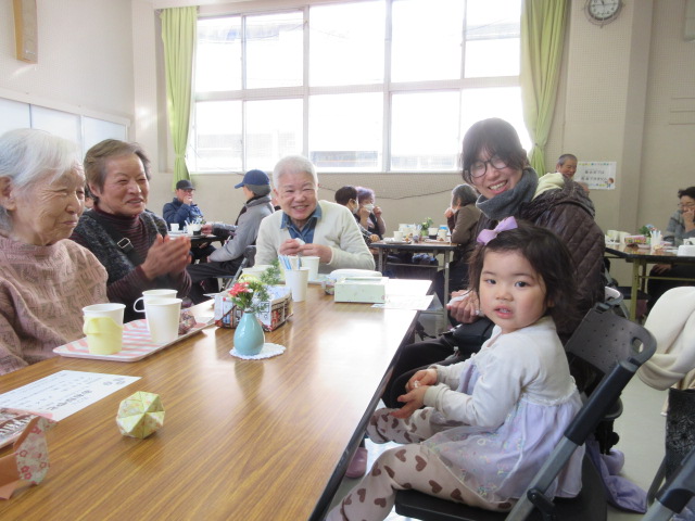 幼児親子と交流する地域の方々の様子の写真