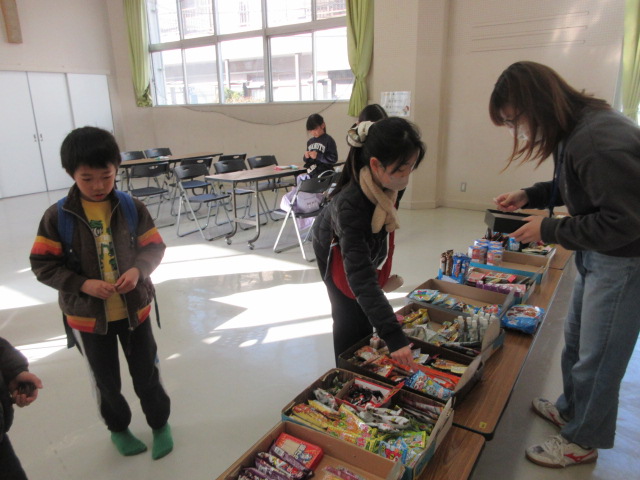駄菓子を購入する子どもたちの様子の写真