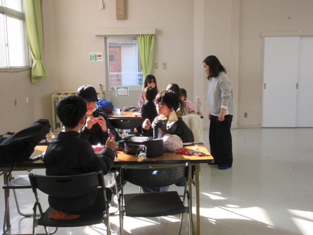 自分たちで購入したお菓子をお友だちと楽しんでいる子どもたちの様子の写真