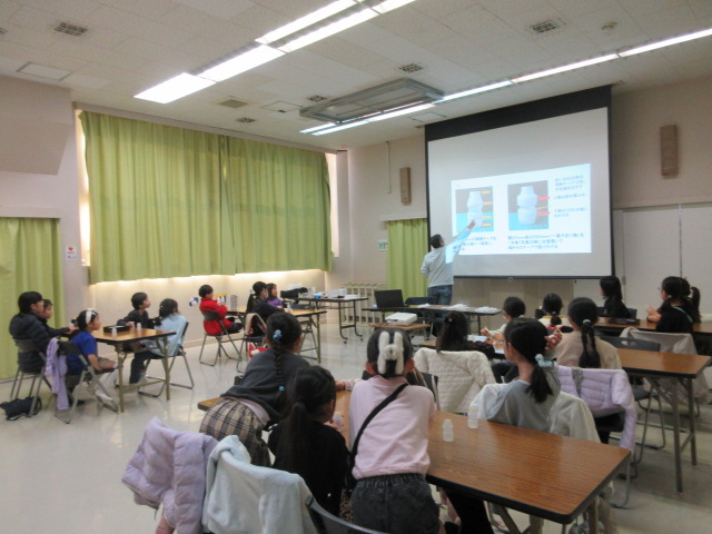 作り方の説明を聞いている様子