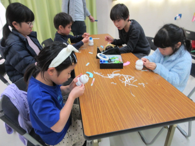 雪だるまの工作を作る様子