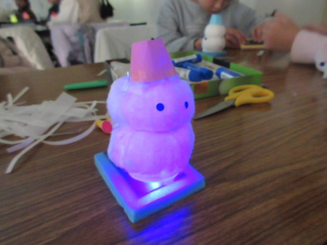 光る雪だるまが完成し、雪だるまが光っている様子