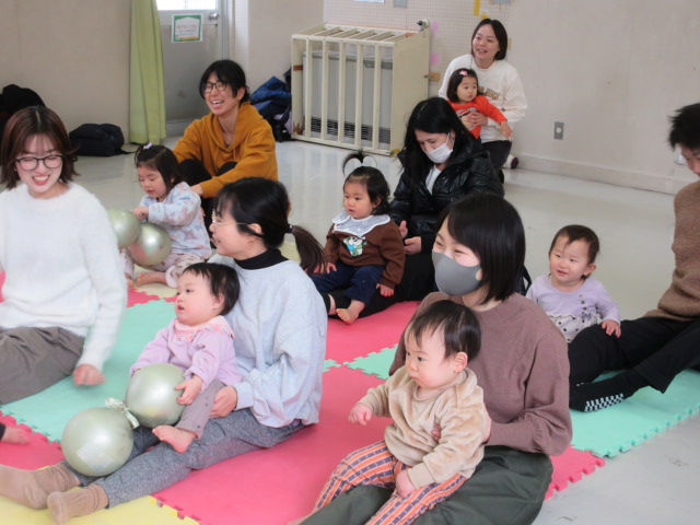 手あそび歌を歌っている親子の様子の写真