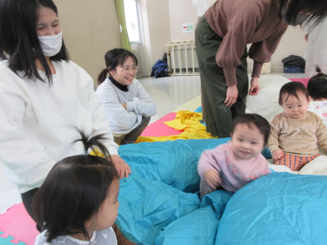 パラバルーンに乗る幼児さんの様子の写真